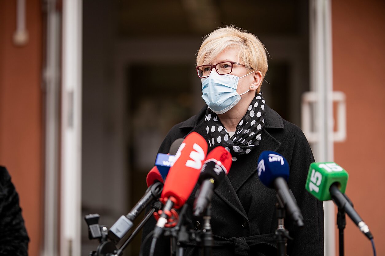 Ingrida Šimonytė Nemenčinėje lanko vakcinavimo centrą Ingrida Šimonytė Nemenčinėje lanko vakcinavimo centrą