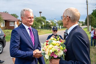Prezidentas Gitanas Nausėda ir pirmoji ponia Diana Nausėdienė lankosi Varėnos rajone. Prezidentas Gitanas Nausėda ir pirmoji ponia Diana Nausėdienė lankosi Varėnos rajone.