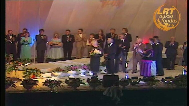 Dainuoju Motinai ir Lietuvai Tėvynei