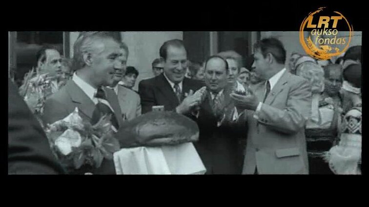 Tarybų Lietuva 1974 - 25. Su duona ir druska