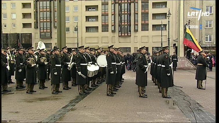 Valstybės vėliavos pakėlimo ceremonija Nepriklausomybės aikštėje Vilniuje