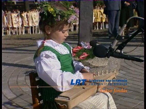 Pirmoji pasaulio lietuvių dainų šventė 1994. Minėjimas P. Vileišio aikštėje Kaune.
