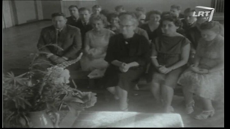 Laidos „Žinios“ siužetai: Kauno 8 vidurinė mokyklos 1952 m. laida, liaudies meistrų paroda, „Nemuno“ kolūkio bitynas, šventė prie Rambyno, Z. Angariečio 80-ųjų minėjimas, VVU diplomantai