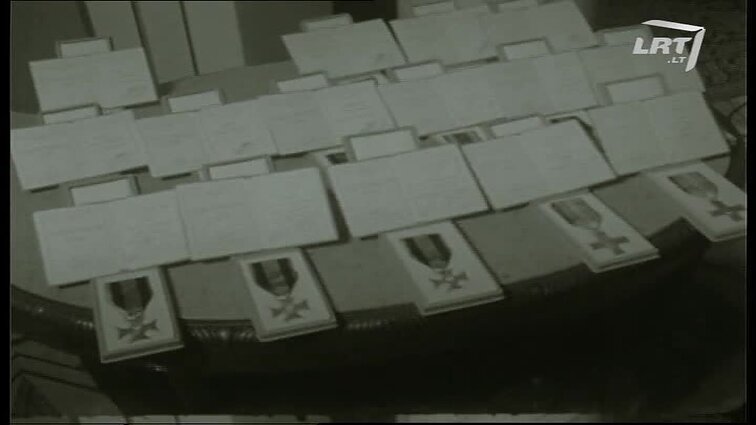 Laidos „Žinios“ siužetai: skulptoriaus Juozo Mikėno laidotuvės, bokso ringas, Algirdas Šocikas kovai ruošia Stasį Uosį