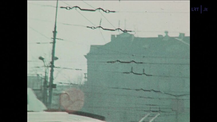 Laidos „Keliai, mašinos, žmonės“ siužetai: troleibusų dispečerinės valdymo sistema, kelių ženklų gamyba