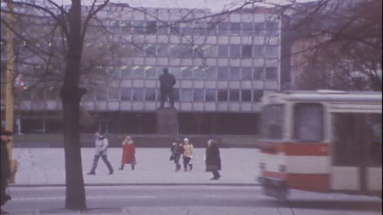 Laidos „Skulptorius Juozas Kėdainis“ siužetai: Juozas Kėdainis, jo pasakojimas, darbai, dirbtuvė