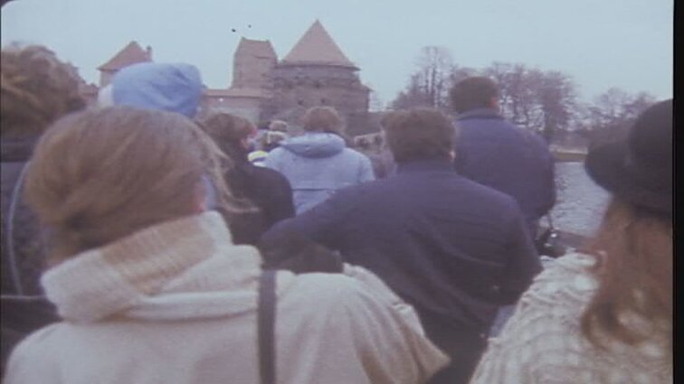 Laidos „Valstybinė vėliava Trakų pilyje“ siužetai: vėliavos iškėlimo ceremonija