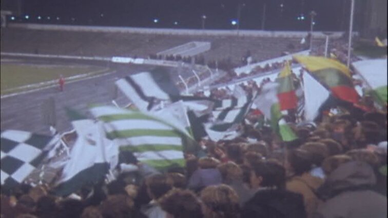 Laidos „Jaunimo ekranas“ siužetai: futbolo sirgaliai, jaunimo kavinė „Kiemelis“