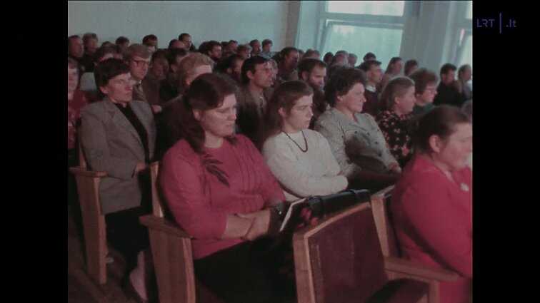 Laidos „Panorama“, „Vitrina“ siužetai: trikotažo gaminiai, medinės skulptūros