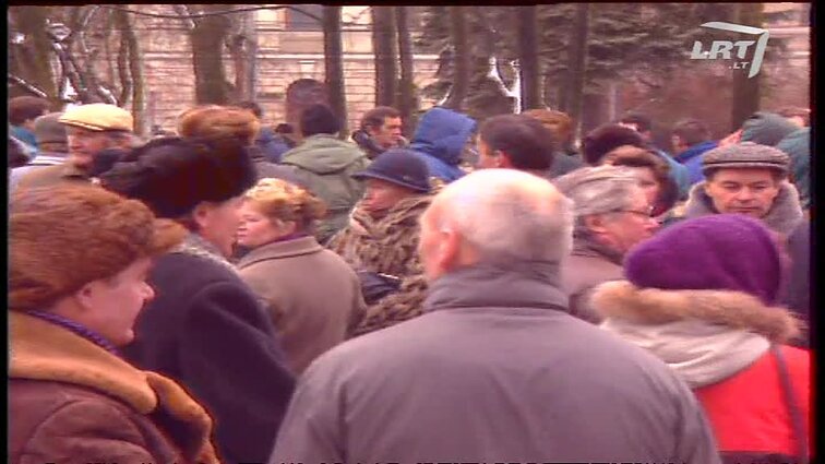 Panoramos archyvai. Prie Vyriausybės piketuoja praradę pinigus indėlininkai.