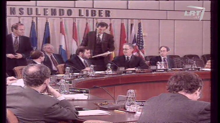 Panoramos archyvai. Estija pasirašo taikos sutartį Nato būstinėje