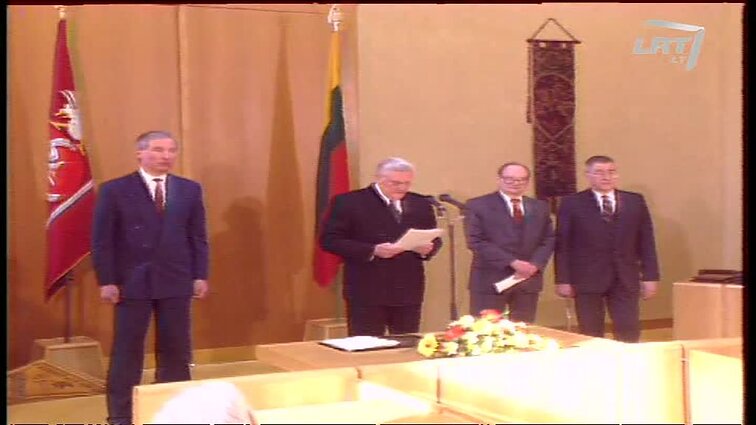 Panoramos archyvai. Prezidento Algirdo Mykolo Brazausko apdovanojimai nusipelniusiems žmonėms