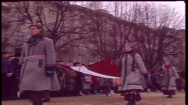 Panoramos archyvai. Karinė rikiuotė, pakeliamos Baltijos šalių vėliavos