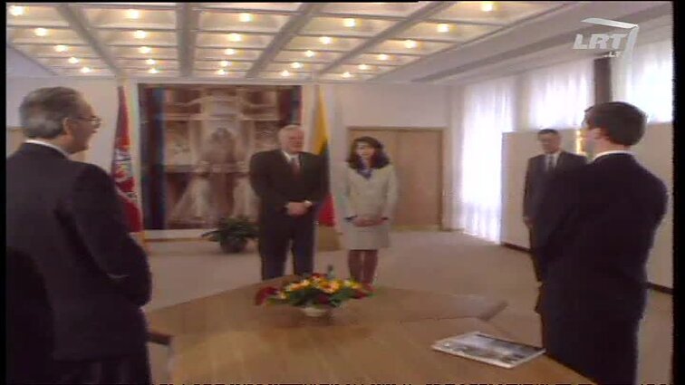 Panoramos archyvai. Apdovanojimas užsienio piliečiui, vyriausybės posėdis, spaudos konferencija