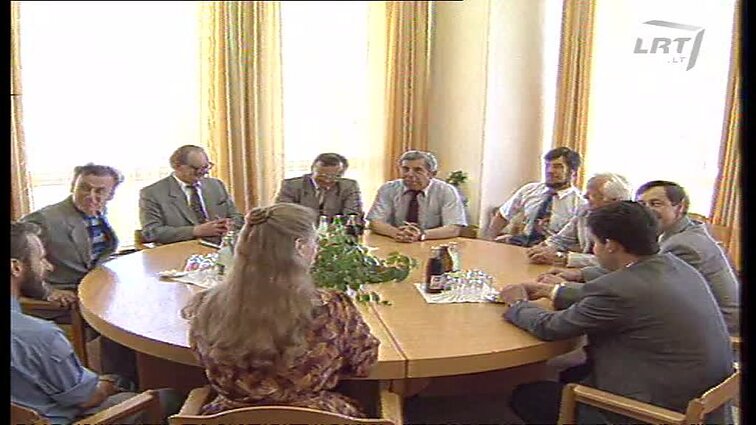 Panoramos archyvai. Zenonas Vaigauskas įteikia referendumo dokumentus