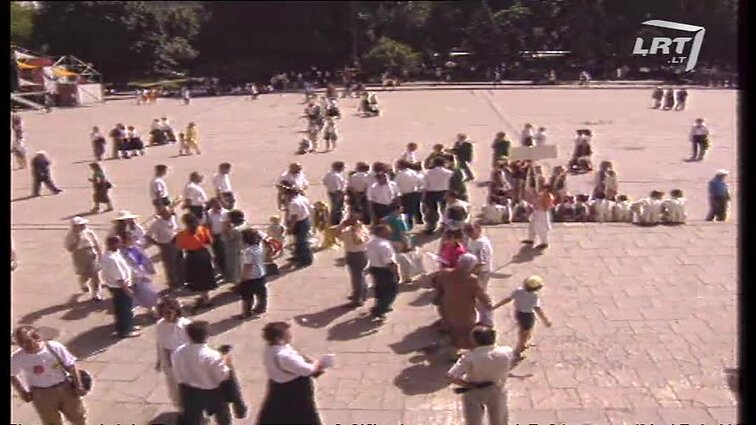 Panoramos archyvai. Choristų ir muzikantų eisena į Vingio parką
