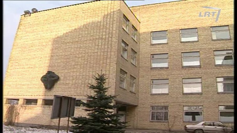 Panoramos archyvai. Monsinjoras Kazimieras Vasiliauskas laimina kūdikius