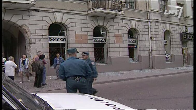 Panoramos archyvai. Susprogdinta šešėlinio „Ekspres“ banko valdytojo mašina