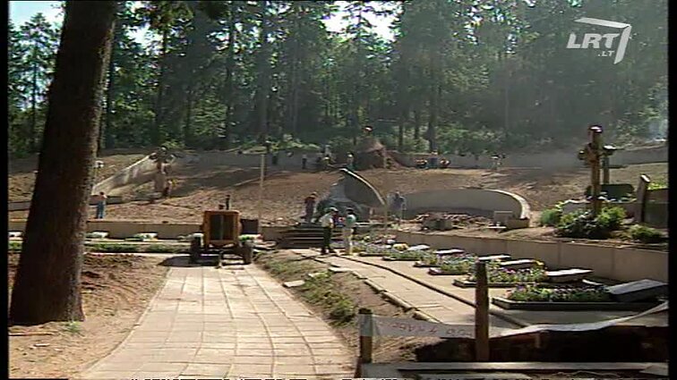 Panoramos archyvai. Pradėtas montuoti paminklas žuvusiems už Lietuvos laisvę