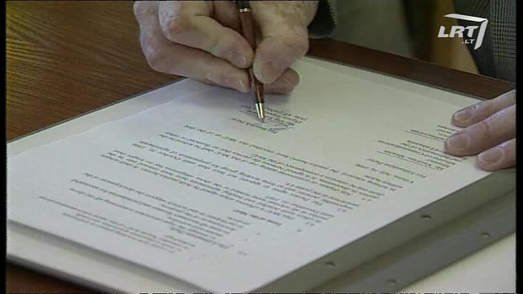 Panoramos archyvai. Švedai ties optinį kabelį