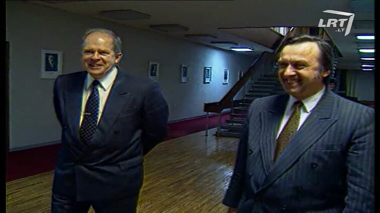 Panoramos archyvai. Povilas Gylys perduoda URM Algirdui Saudargui
