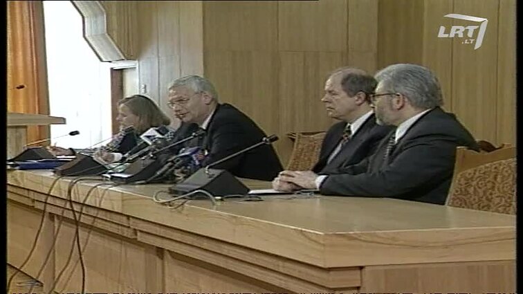 Panoramos archyvai. Hans van den Broek spaudos konferencija