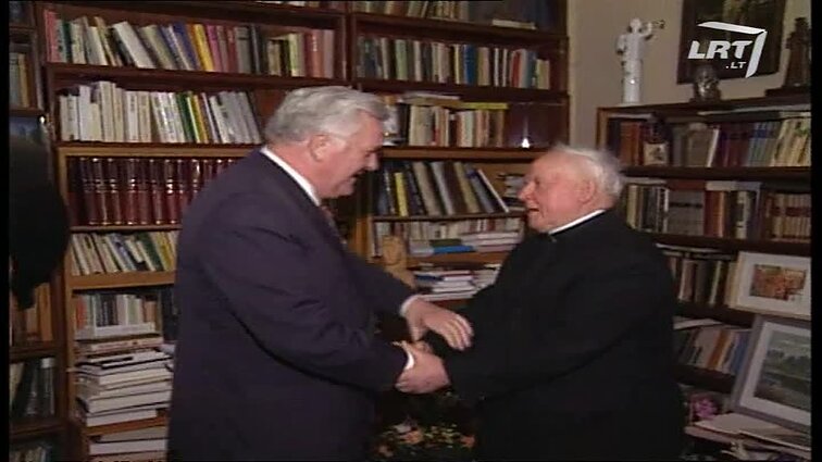 Panoramos archyvai. Algirdas Brazauskas sveikina Kazimierą Vasiliauską