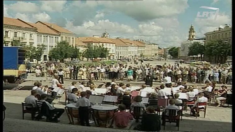 Panoramos archyvai. Erfurtas dovanoja varpą