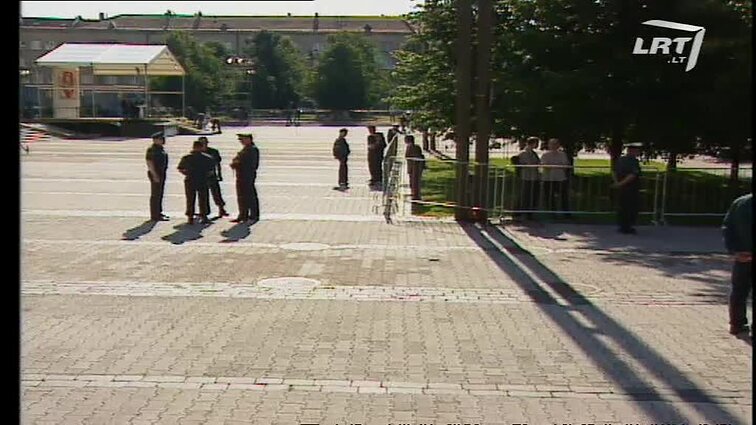 L R Prezidento Valdo Adamkaus inauguracija. Ginkluotųjų pajėgų rikiuotė ir paradas