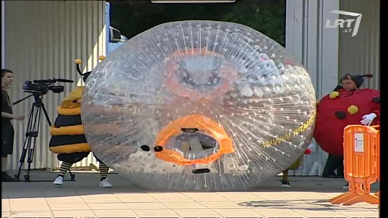 Lietuvos Tūkstantmečio dainų šventės „Amžių sutartinė“. Moksleivių dienos programa „Skambantys vaikystės sodai“, 1 dalis.