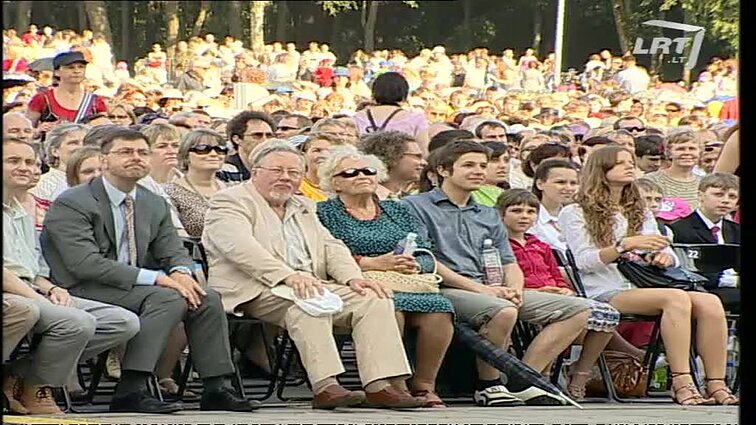 Lietuvos Tūkstantmečio dainų šventės „Amžių sutartinė“. Moksleivių dienos programa „Skambantys vaikystės sodai“, 2 dalis.