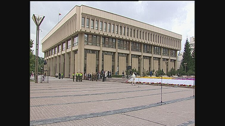 Valstybės vėliavų pakėlimo ceremonija skirta gedulo ir vilties dienai.