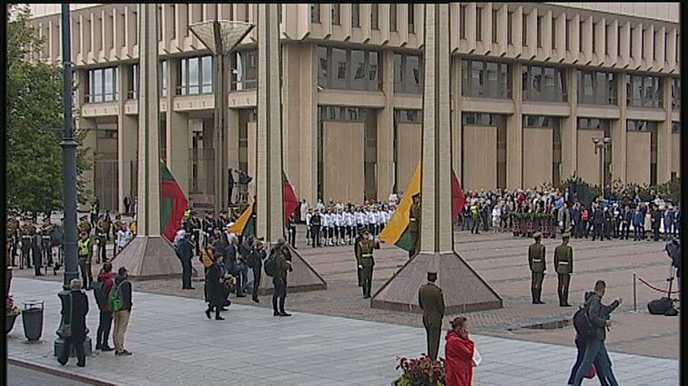 Valstybės vėliavos pakėlimo ceremonija Nepriklausomybės aikštėje Vilniuje.
