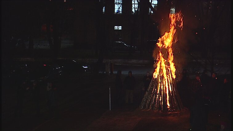 Atminimo laužo uždegimo ceremonija prie „Lietuvos nacionalinio radijo ir televizijos“ pastato.