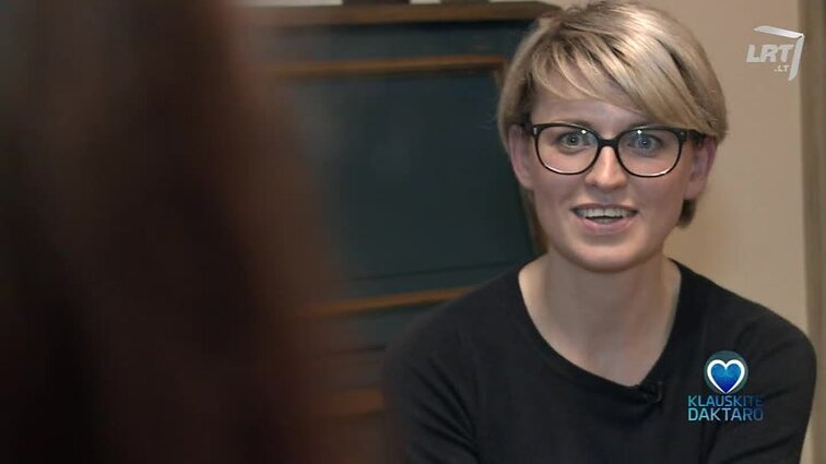 Perskaitėte gerai: pasiekti baltą šypseną gali padėti juodas šokoladas