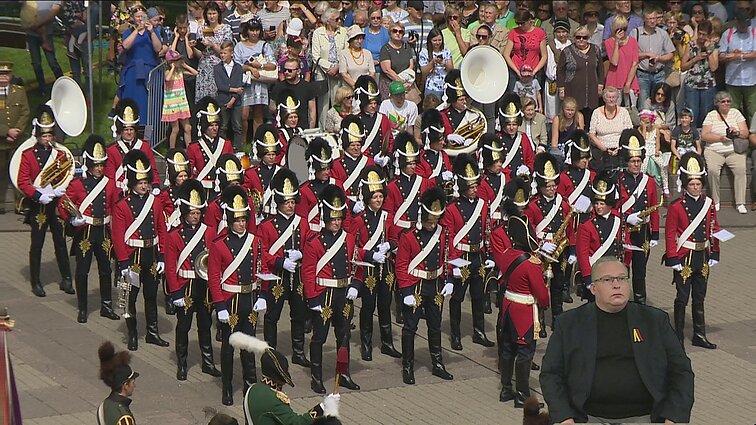 Iškilmingas valstybės vėliavos ir istorinės vėliavos pakėlimas.