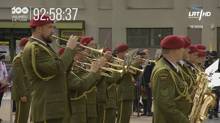 Valstybės vėliavos pakėlimo ceremonija Nepriklausomybės aikštėje, Vilniuje