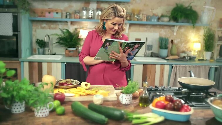 Vienos skardos vakarienė: vištiena su feta, bulvėmis ir pomidoriukais