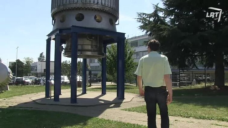 Anapus čia ir dabar
