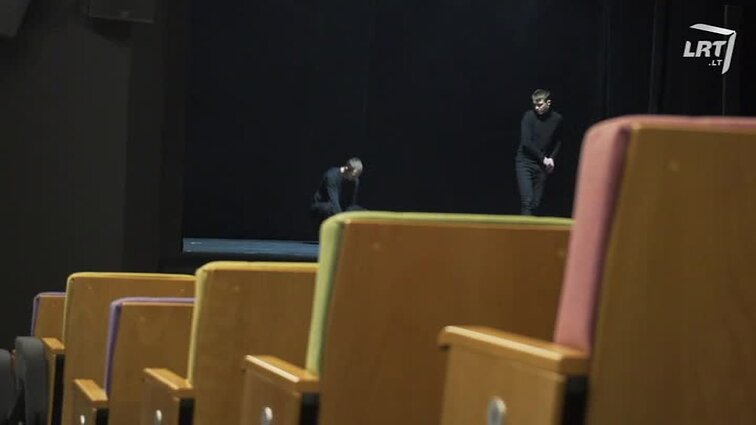 A. Žiurausko režisuotas spektaklis „Užburtas kalnas“: įprastus dialogus čia pakeitė audiovizualinė kalba