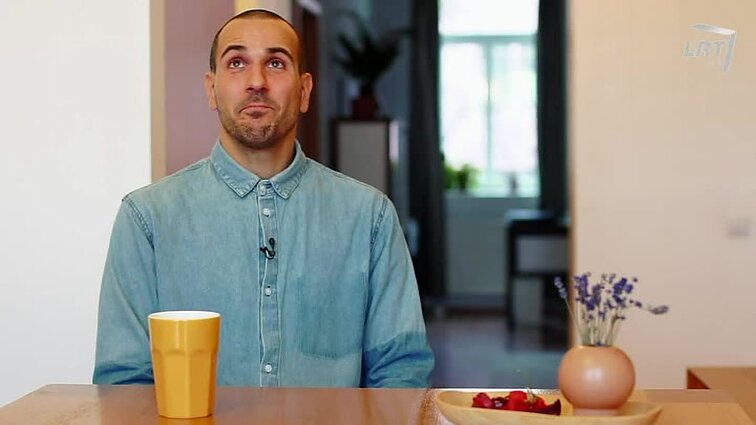 Mūsų gyvūnai. Raudonrankiai tamarinai. Daininko V. Valiukevičiaus katinai. Akvariumo priežiūra. Kokią lesyklėlę rinktis?