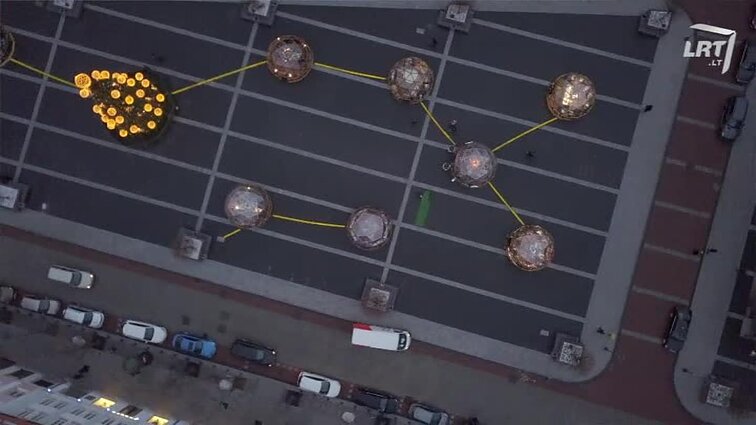 Į sveikatą! Kalėdos: po kiekvieno valgio - 2000 žingsnių. Šventinė mankšta prie eglės su elfais.