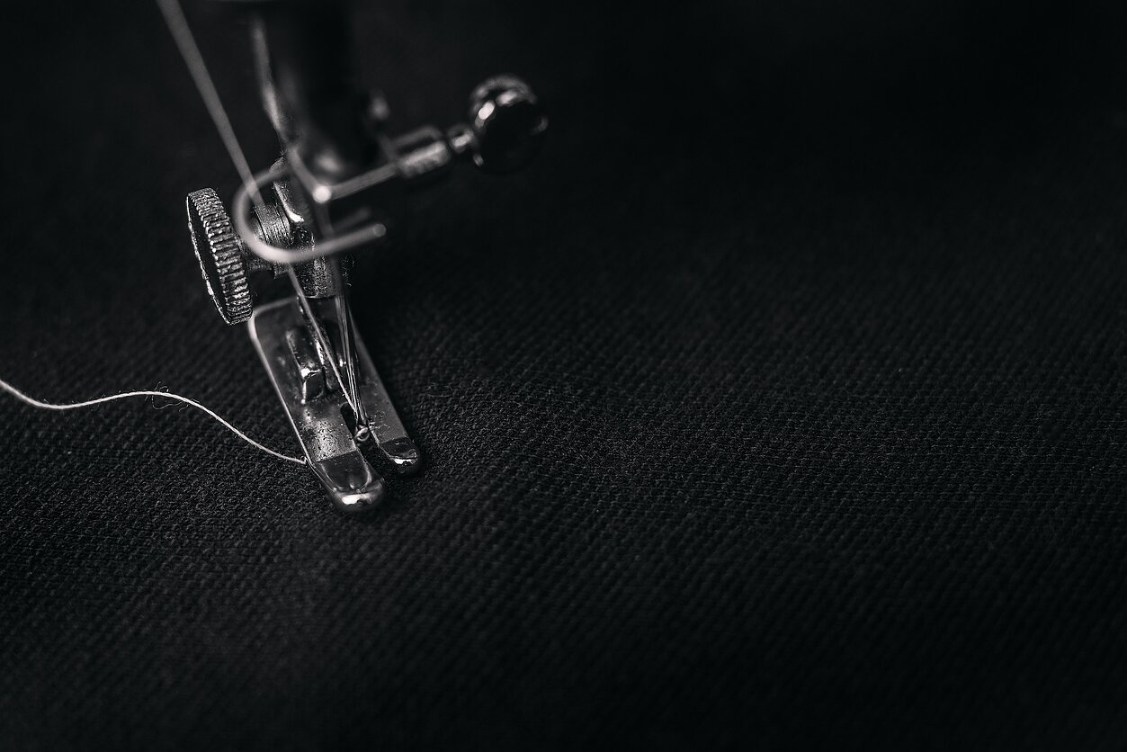 Alexander Andrews/Unsplash nuotr., Tekstilė, siuvimo mašina.