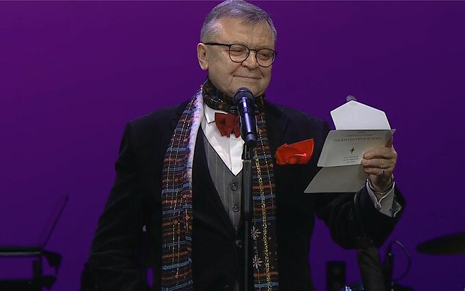 Auksiniai scenos kryžiai