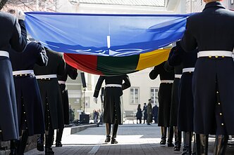 NATO ir Lietuvos vėliavos