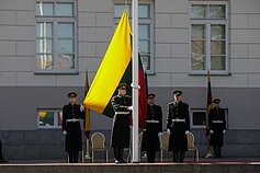 Garbės kuopos kariai kelia Lietuvos vėliavą