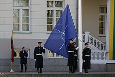 Garbės kuopos kariai kelia NATO vėliavą