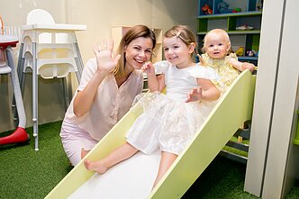 Laura Mazalienė su dukromis