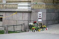 Atminimo žvakės vietoje, kur buvo Jono Noreikos-Generolo Vėtros atminimo lenta Atminimo žvakės vietoje, kur buvo Jono Noreikos-Generolo Vėtros atminimo lenta