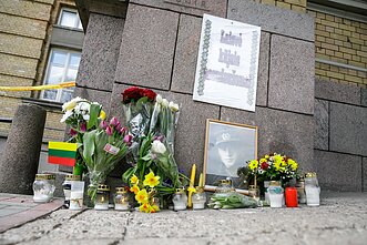 Atminimo žvakės vietoje, kur buvo Jono Noreikos-Generolo Vėtros atminimo lenta